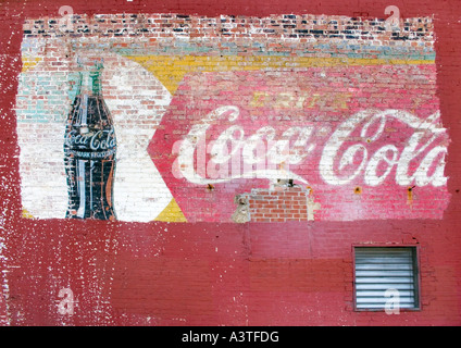 Alte Coca Cola Werbung malte auf eine Mauer in Staunton, Virginia Stockfoto