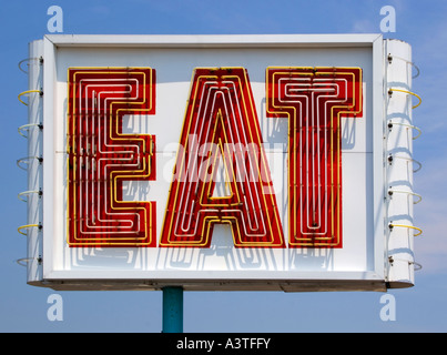 Das Retro-Schild „EAT“ vor einem Restaurant in Saugus, Massachusetts, erinnert an die klassische Diner-Kultur am Straßenrand und den Vintage-amerikanischen Charme. Stockfoto