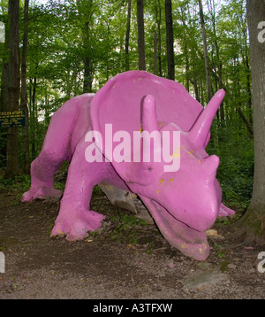 Tag Glo Pink Triceratops Saurier im versteinerten Kreaturen Museum in Richfield Springs New York Stockfoto