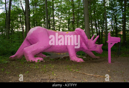 Tag Glo Pink Triceratops Saurier im versteinerten Kreaturen Museum in Richfield Springs New York Stockfoto