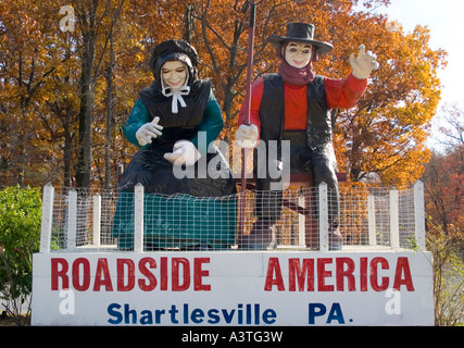 Amische paar am Straßenrand Amerika in Shartlesville Pennsylvania Stockfoto