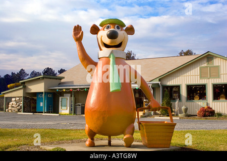 Yogi Bear-Statue auf einem Campingplatz Jellystone Park in Virginia Luray Stockfoto