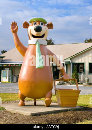 Yogi Bear-Statue auf einem Campingplatz Jellystone Park in Virginia Luray Stockfoto