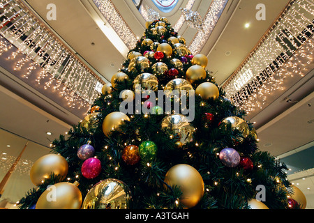 Geschmückter Weihnachtsbaum mit großen Bällen in der Halle eines Kaufhauses, Düsseldorf, NRW, Deutschland Stockfoto