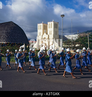 Die örtliche Polizei Band marschieren spielen in Straße katholische Kathedrale im Hintergrund in der Stadt Apia auf Upolu Insel West-Samoa Stockfoto