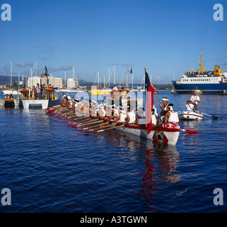 Lokalen traditionellen samoanischen lange Kanu gesäumt Ruderer im Stadthafen Apia auf Upolu Insel West-Samoa Stockfoto