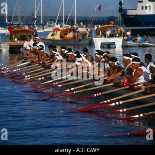 Abschnitt der lokalen traditionellen samoanischen lange Kanu gesäumt Ruderer im Stadthafen Apia auf Upolu Insel West-Samoa Stockfoto