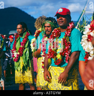 Welche Crew der traditionellen Pazifik Segeln Kanu aufgereiht auf Deck im Stadthafen Apia auf Upolu Insel West-Samoa Stockfoto