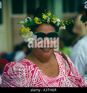 Nahaufnahme eines mittleren gealterten Dame tragen Frangipani auf einem Ohr und hübsche Blumen Kopfbedeckung auf der Insel Upolu Western Samoa Stockfoto