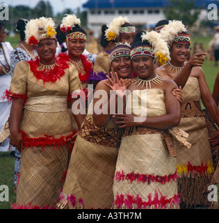 Gruppe von jungen einheimischen Frauen tragen gewebt Pandanus Rasen Kleider Wulst Stirnbänder und Halsketten auf der Insel Upolu Western Samoa Stockfoto