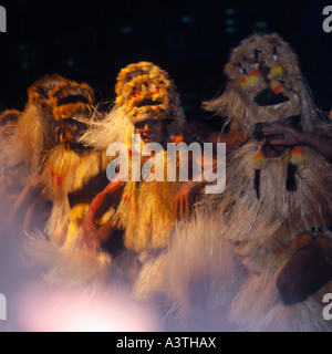 Drei Tahitian Tänzer in einer Linie in der Nacht in Tracht von Grass Röcke Tops & Kopfschmuck am Festival of Pacific Arts Stockfoto