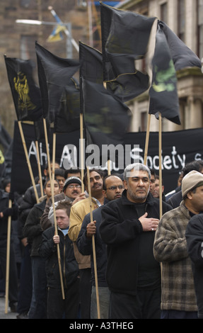 Schwarze Fahnen am Aschura-Prozession in Glasgow Schottland Stockfoto