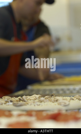 Pizza Vorbereitung in Pizza zum mitnehmen Stockfoto