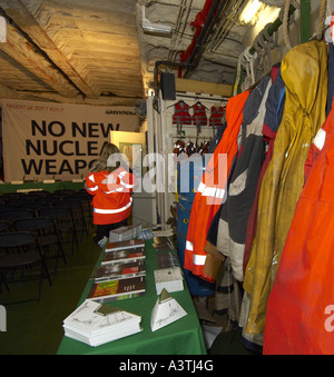 Sicherheits-Ausrüstung und Bekleidung an Bord das Greenpeace Schiff MV Arctic Sunrise Stockfoto