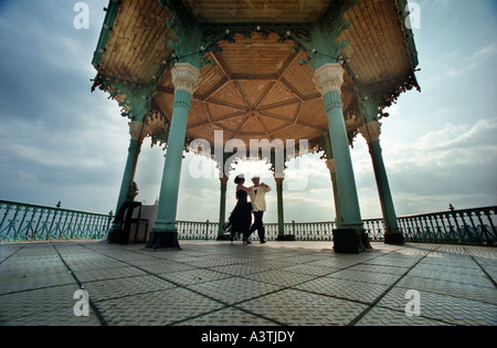Standardtänzer auf dem stillgelegten viktorianischen Musikpavillon auf Brighton Seafront während des jährlichen Festivals der Künste Stockfoto