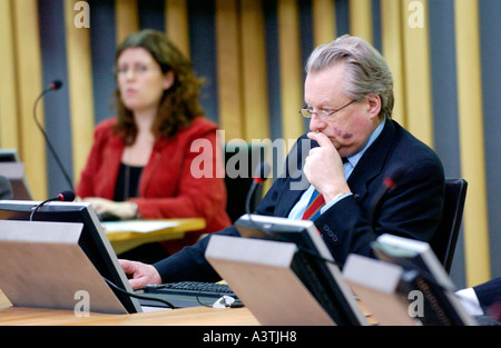 Senedd Presiding Officer Herrn Dafydd Elis-Thomas auf seinem Computer-terminal in der National Assembly for Wales Sitzungssaal Stockfoto