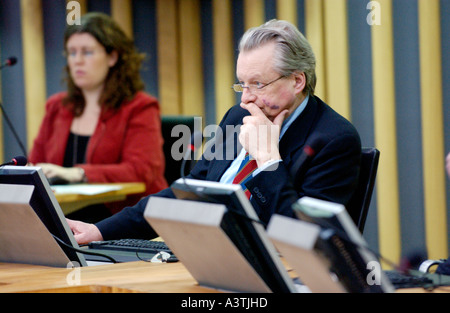 Senedd Presiding Officer Herrn Dafydd Elis-Thomas auf seinem Computer-terminal in der National Assembly for Wales Sitzungssaal Stockfoto