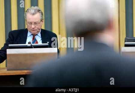 Senedd Presiding Officer Herrn Dafydd Elis-Thomas auf seinem Computer-terminal in der National Assembly for Wales Sitzungssaal Stockfoto