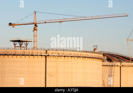 Gas-Lagertanks gebaut bei Dragon LNG-terminal in Milford Haven Pembrokeshire West Wales UK Stockfoto