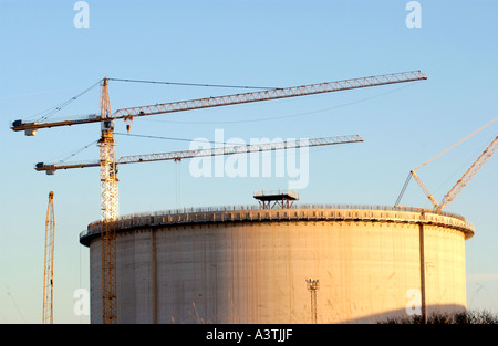 Gas-Lagertanks gebaut bei Dragon LNG-terminal in Milford Haven Pembrokeshire West Wales UK Stockfoto