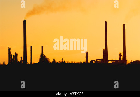 Blick über Texaco Ölraffinerie bei Sonnenuntergang Milford Haven Pembrokeshire West Wales UK Stockfoto