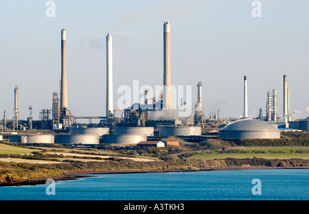 Blick über Texaco Ölraffinerie, die Milford Haven von Winkel Pembrokeshire West Wales UK angesehen Stockfoto