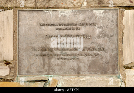 Skulptur von Rhondda Tal Bergarbeiter und Familie an der ehemaligen Zeche Unterkunft Llwynypia im Rhondda Valley South Wales UK Stockfoto