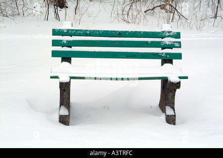 Schnee auf einer Bank in Old Saybrook Connecticut USA Stockfoto