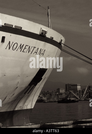 der Bug eines Schiffes Liegeplatz im Hafen von Genua Ligurien Italien Stockfoto