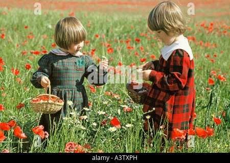 Zwei kleine Mädchen im Land Stockfoto