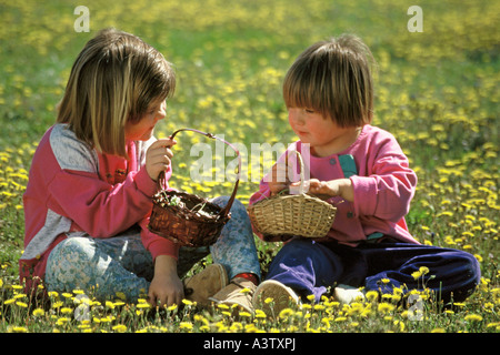Zwei kleine Mädchen im Land Stockfoto