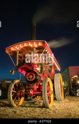 Showmans Traction Motor leuchtet in der Nacht, great Dorset Steam fair Stockfoto