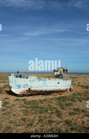 Altes Fischerboot am Strand, Dungeness Kent Stockfoto