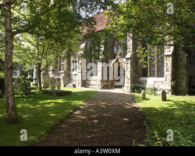 Der Kirchhof von All Saints mit St. Peters von Maldon High Street. Stockfoto