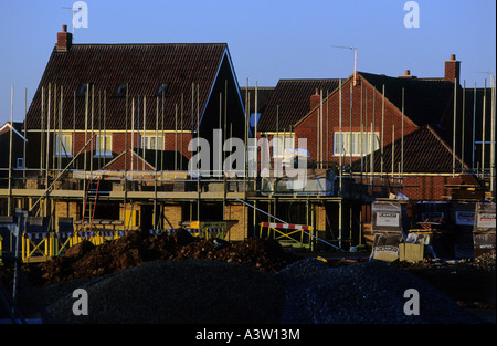 Neue Häuser im Bau auf der braunen Wiese, Kesgrave in der Nähe von Ipswich, Suffolk, UK. Stockfoto