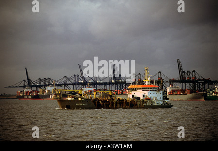 Die Wasserstraße, eine innovative Degined trailing Hopper Saugbagger arbeiten am Hafen Felixstowe in Suffolk, England. Stockfoto