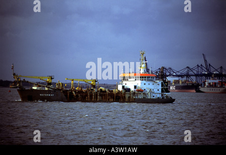 Die Wasserstraße, eine innovative Degined trailing Hopper Saugbagger arbeiten am Hafen Felixstowe in Suffolk, England. Stockfoto