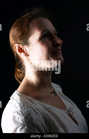 junge Frau im mystischen Licht Stockfoto