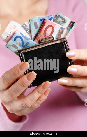 Frau mit Handtasche, gefüllt mit Euro-Banknoten Stockfoto