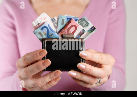 Frau mit Handtasche, gefüllt mit Euro-Banknoten Stockfoto