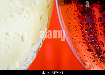 Makro Nahaufnahme von Seite des Weinglases mit weiß und rot oder Rosé mit Wassertropfen bedeckt Stockfoto