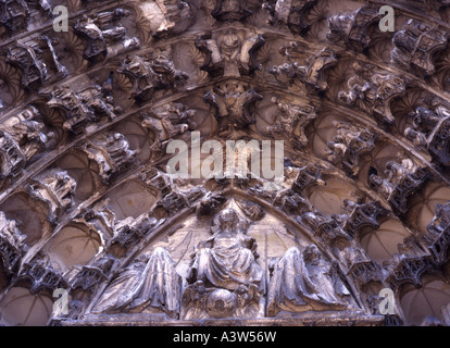 13. und 15.Jh. Bas-Relief über dem Portal der Kathedrale St-Etienne (11.-16thc), Auxerre, Burgund, Frankreich Stockfoto