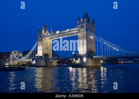 Tower Bridge beleuchtet für umgestellt auf London Stockfoto