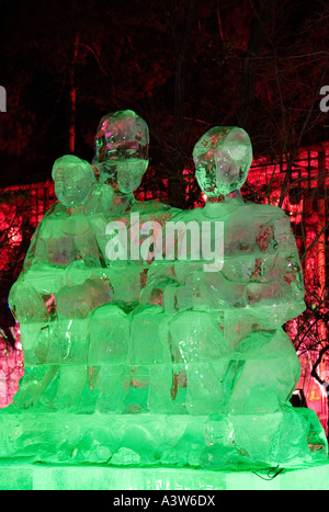 Grün leuchtet Skulptur gegen rot in Harbin Ice Festival in der Nacht, china Stockfoto