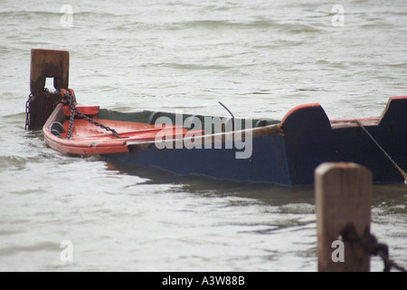 Fischerboot in den Gewässern von Vitoria Bay Espirito Santo Brasilien Überschwemmung Stockfoto