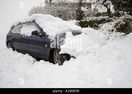 Auto am Straßenrand, die verschneiten Llanfoist Wales UK Stockfoto