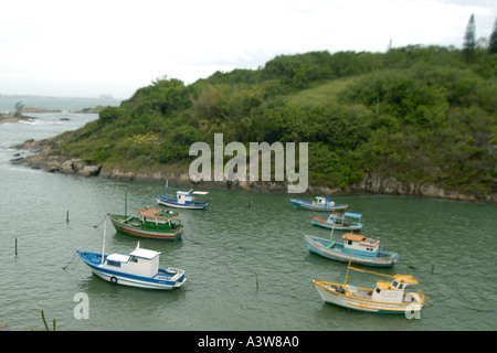 Fischerboote an der Praia Ribeiro Hafen in Vila Velha Espirito Santo Brasilien Stockfoto