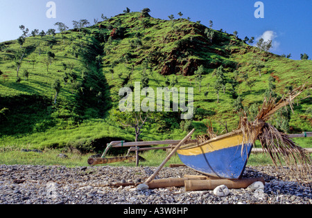 Kanu am Strand an der Südküste Osttimors Stockfoto