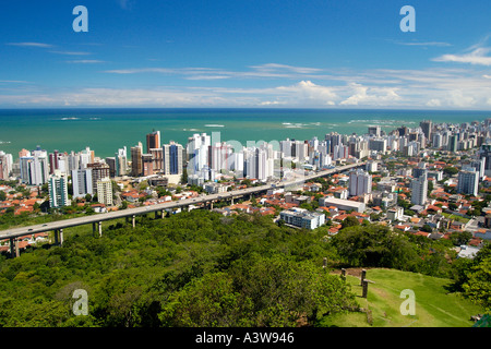 Panoramablick von Vila Velha mit Third Bridge und dem smaragdgrünen Meer Espírito Santo Südost Brasilien Stockfoto