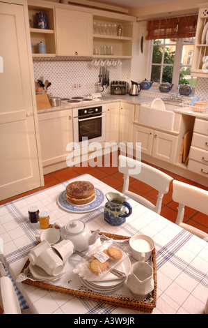 KOSTENLOSE GEGENSTÄNDE IN EINEM BED AND BREAKFAST SELBSTVERSORGER-KÜCHE UK Stockfoto